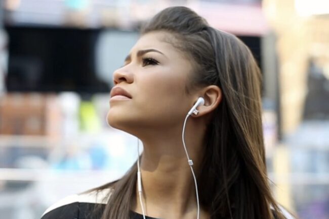 castile-cu-fir-nu-au-murit,-ci-revin-la-moda.-de-ce-renunta-unii-la-bluetooth-pentru-tehnologia-veche