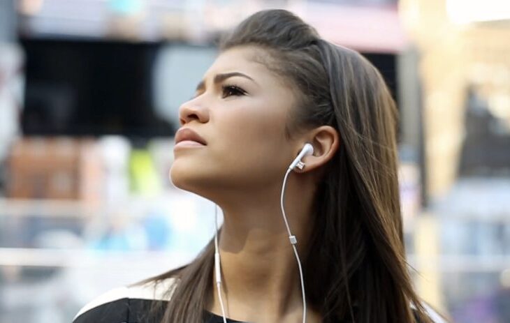 castile-cu-fir-nu-au-murit,-ci-revin-la-moda.-de-ce-renunta-unii-la-bluetooth-pentru-tehnologia-veche