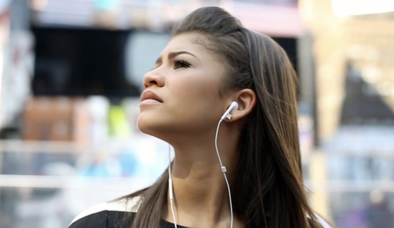 castile-cu-fir-nu-au-murit,-ci-revin-la-moda.-de-ce-renunta-unii-la-bluetooth-pentru-tehnologia-veche