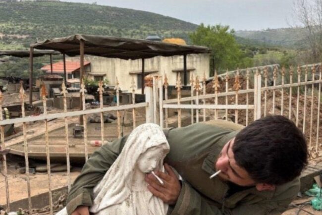 armata-israeliana-investigheaza-un-soldat-fotografiat-in-timp-ce-profana-o-statuie-a-fecioarei-maria-in-liban