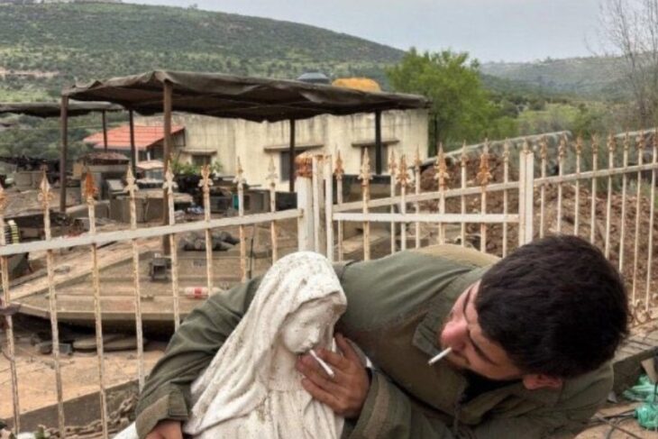 armata-israeliana-investigheaza-un-soldat-fotografiat-in-timp-ce-profana-o-statuie-a-fecioarei-maria-in-liban