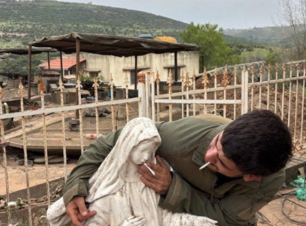 armata-israeliana-investigheaza-un-soldat-fotografiat-in-timp-ce-profana-o-statuie-a-fecioarei-maria-in-liban
