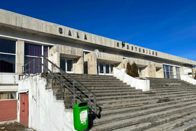 orasul-istoric-din-romania-care-nu-mai-poate-gazdui-niciun-meci-de-volei,-baschet-sau-handbal.-motivul-este-incredibil:-polivalenta-este-in-paragina,-iar-sala-in-care-se-juca,-reabilitata-in-2020,-intra-in-reparatii!