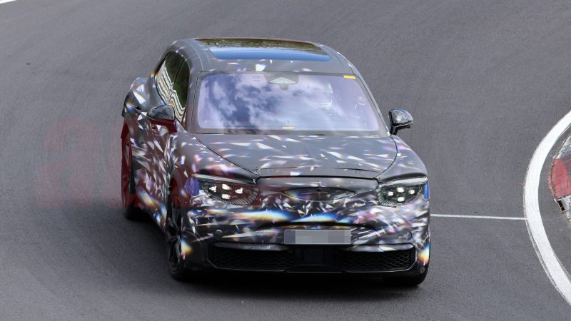 bentley-isi-duce-primul-suv-electric-pe-nurburgring:-lux-britanic,-design-curajos-si-un-nume-cu-greutate