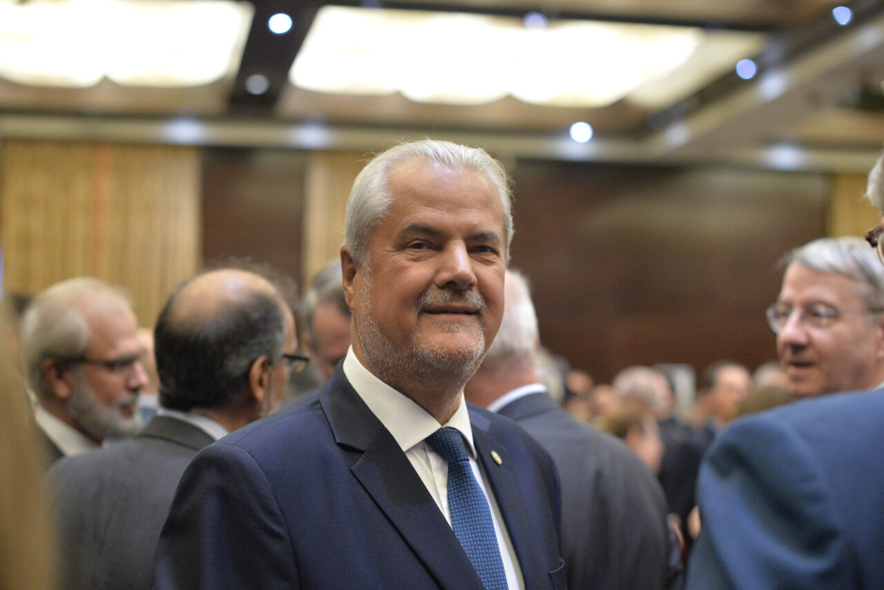 dupa-usr,-care-se-lupta-cu-institutul-levant,-al-lui-emil-constantinescu,-a-venit-bolojan-care-se-lupta-cu-o-asociatie-a-lui-adrian-nastase.-ce-a-patit-fostul-premier-de-la-premierul-demis