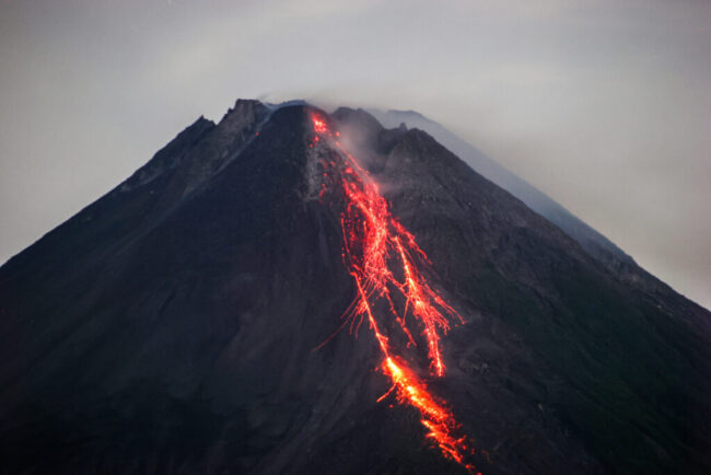 cel-putin-trei-oameni-au-murit-in-urma-eruptiei-unui-vulcan-din-indonezia