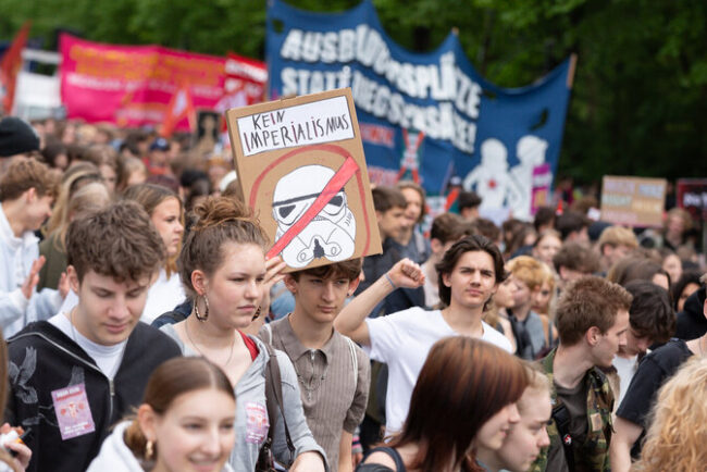 bogatii-vor-razboi-tinerii-vor-un-viitor!-protestul-celor-peste-50.000-de-tineri-din-germania-impotriva-recrutarii-obligatorii