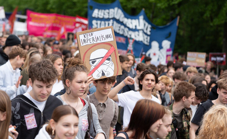 bogatii-vor-razboi-tinerii-vor-un-viitor!-protestul-celor-peste-50.000-de-tineri-din-germania-impotriva-recrutarii-obligatorii