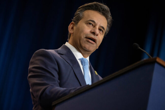 surse:-trump-intentioneaza-sa-l-demita-pe-seful-fda,-marty-makary