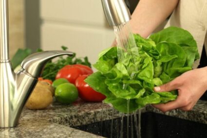 cum-sa-speli-corect-legumele-cu-frunze-pentru-a-indeparta-murdaria,-bacteriile-si-pesticidele