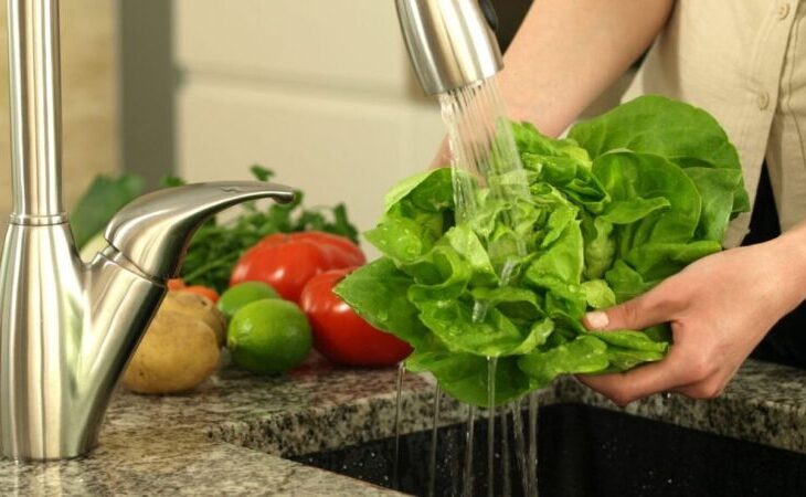 cum-sa-speli-corect-legumele-cu-frunze-pentru-a-indeparta-murdaria,-bacteriile-si-pesticidele