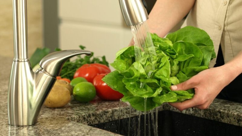 cum-sa-speli-corect-legumele-cu-frunze-pentru-a-indeparta-murdaria,-bacteriile-si-pesticidele