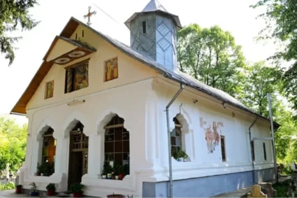 atac-asupra-unei-biserici-din-arges.-un-barbat-a-distrus-o-pictura-veche-de-sute-de-ani-cu-sapa