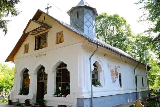 atac-asupra-unei-biserici-din-arges.-un-barbat-a-distrus-o-pictura-veche-de-sute-de-ani-cu-sapa