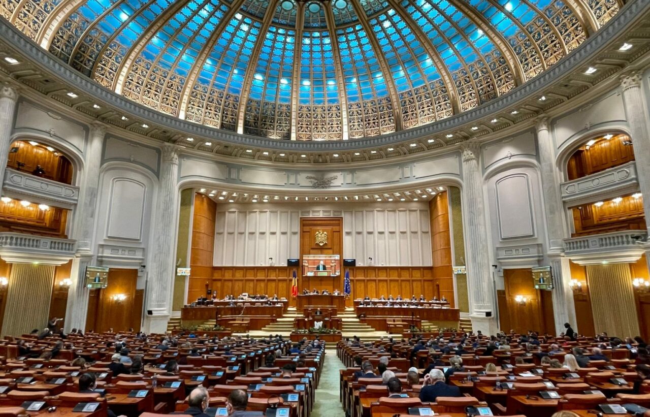 executie-publica-in-parlament.-senatorul-care-a-votat-pro-bolojan,-exclus-din-partid