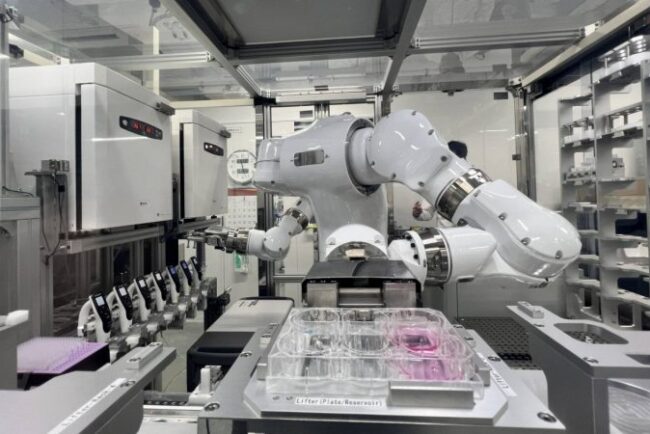 robotii-care-ar-putea-grabi-aparitia-tratamentelor-viitorului:-japonia-testeaza-cercetarea-medicala-24-din-24-asistata-de-ai