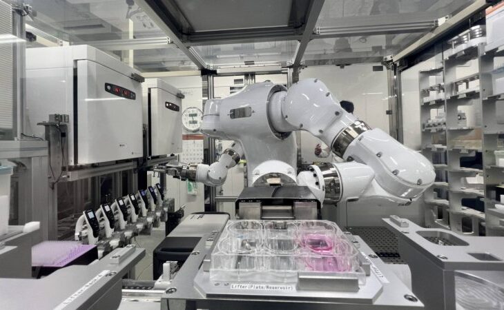 robotii-care-ar-putea-grabi-aparitia-tratamentelor-viitorului:-japonia-testeaza-cercetarea-medicala-24-din-24-asistata-de-ai