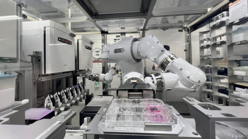 robotii-care-ar-putea-grabi-aparitia-tratamentelor-viitorului:-japonia-testeaza-cercetarea-medicala-24-din-24-asistata-de-ai
