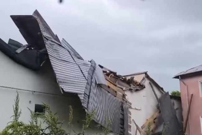 acoperisul-unui-bloc-din-focsani-a-fost-smuls-de-vant-si-imprastiat-pe-doua-strazi.-constructia-a-cazut-peste-mai-multe-case-si-masini