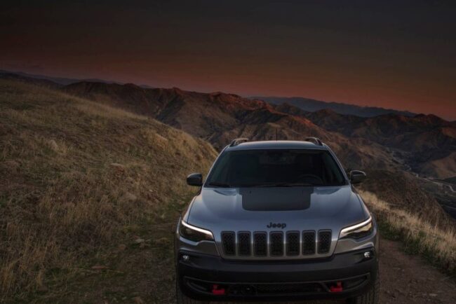 jeep-cherokee,-rechemat-pentru-o-problema-grava:-suv-ul-poate-pierde-puterea-sau-o-poate-lua-la-vale-in-parcare