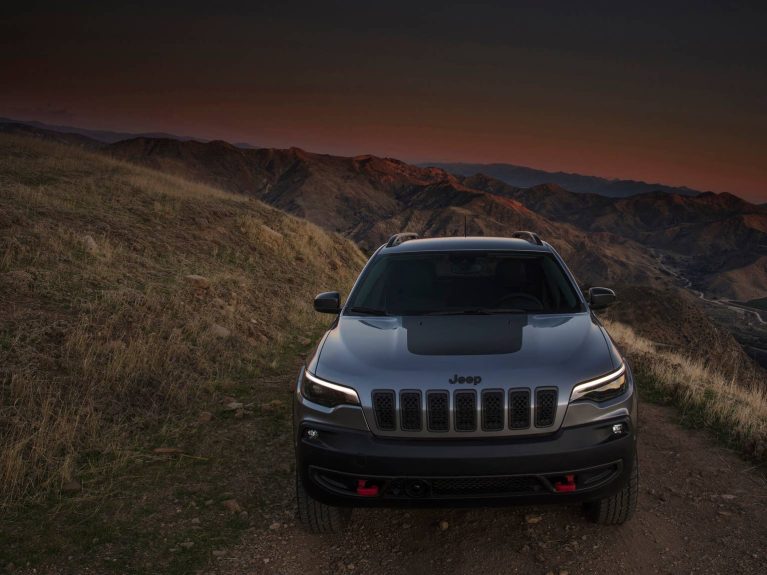 jeep-cherokee,-rechemat-pentru-o-problema-grava:-suv-ul-poate-pierde-puterea-sau-o-poate-lua-la-vale-in-parcare
