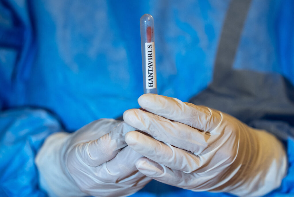 medicul-american-care-a-ingrijit-pacientii-de-pe-nava-afectata-de-hantavirus-a-iesit-din-izolare
