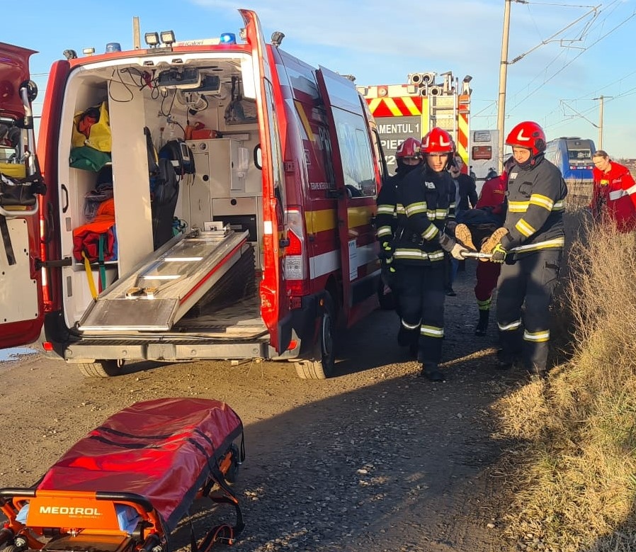 o-soferita-a-murit-dupa-ce-masina-pe-care-o-conducea-a-fost-lovita-de-un-tren-de-calatori,-in-judetul-dambovita