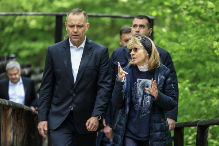 presedintele-poloniei-a-adoptat-un-urs-in-timpul-vizitei-in-romania-pentru-summitul-b9.-„faceti-cunostinta-cu-batyr”