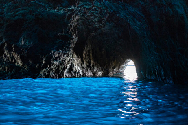 insula-italiana-cu-plaje-imaculate-si-ape-cristaline,-unde-imparatii-romani-aveau-o-piscina-intr-o-pestera