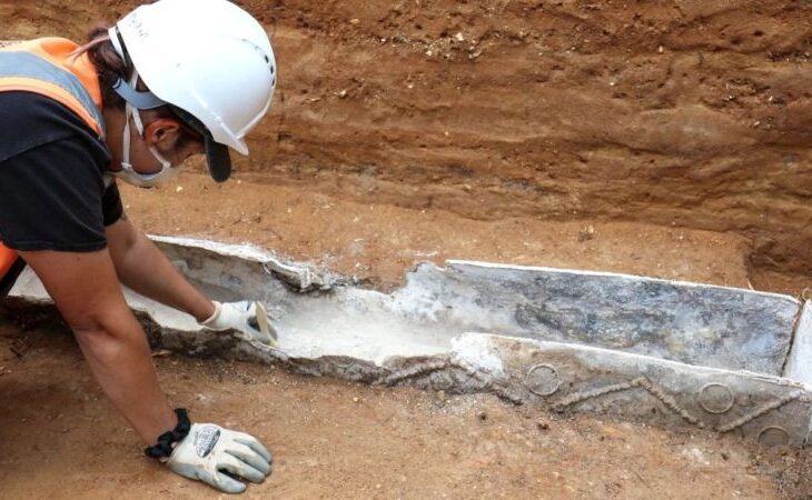 femeia-romana-ingropata-ca-o-regina-in-britania.-sicriul-de-plumb,-podoabele-negre-pentru-par-si-rasinile-exotice-arata-luxul-unei-inmormantari-rare