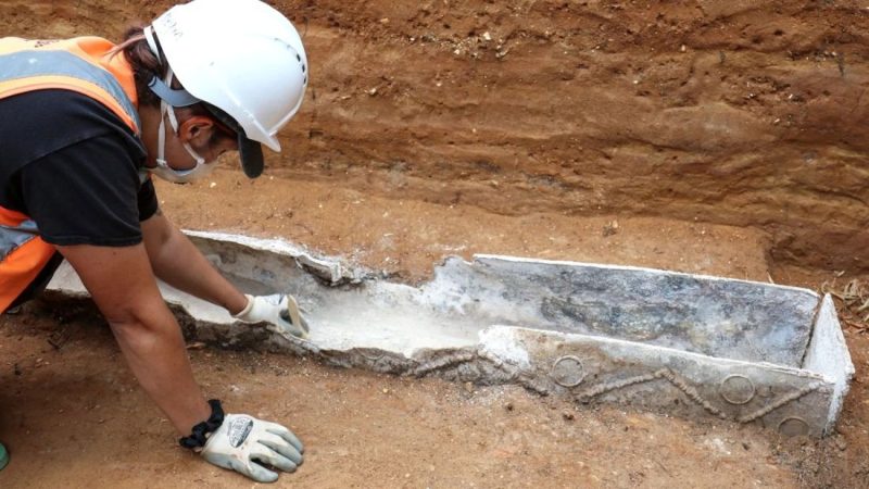 femeia-romana-ingropata-ca-o-regina-in-britania.-sicriul-de-plumb,-podoabele-negre-pentru-par-si-rasinile-exotice-arata-luxul-unei-inmormantari-rare