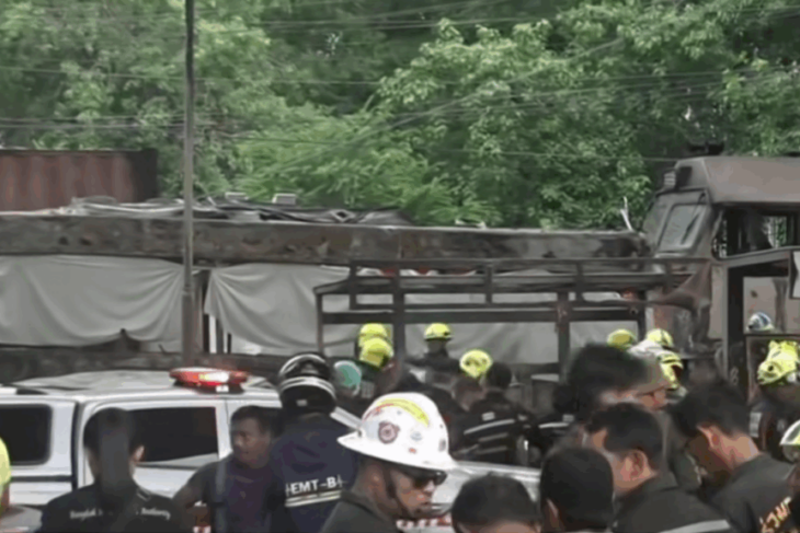 cel-putin-8-morti-si-25-de-raniti-in-thailanda,-dupa-ce-un-tren-s-a-izbit-de-un-autobuz