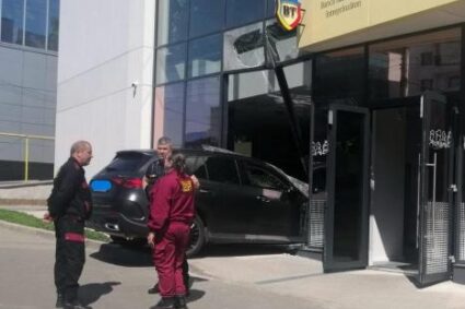 sotia-unui-fost-ministru-liberal-a-intrat-cu-masina-in-cladirea-unei-banci,-in-timp-ce-incerca-sa-parcheze.-o-femeie-aflata-la-bancomat-a-fost-ranita