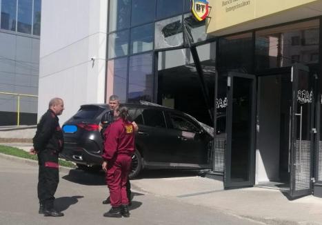 sotia-unui-fost-ministru-liberal-a-intrat-cu-masina-in-cladirea-unei-banci,-in-timp-ce-incerca-sa-parcheze.-o-femeie-aflata-la-bancomat-a-fost-ranita
