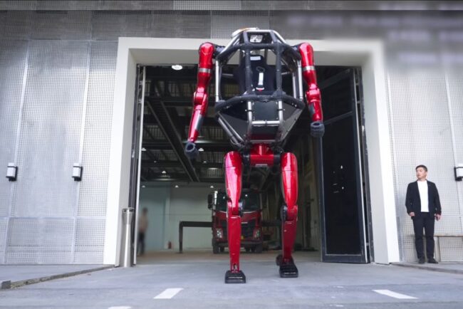 video-|-china-a-lansat-robotul-urias-de-3-metri-care-se-piloteaza-ca-in-filmele-sf.-merge-pe-doua-picioare-si-sparge-ziduri