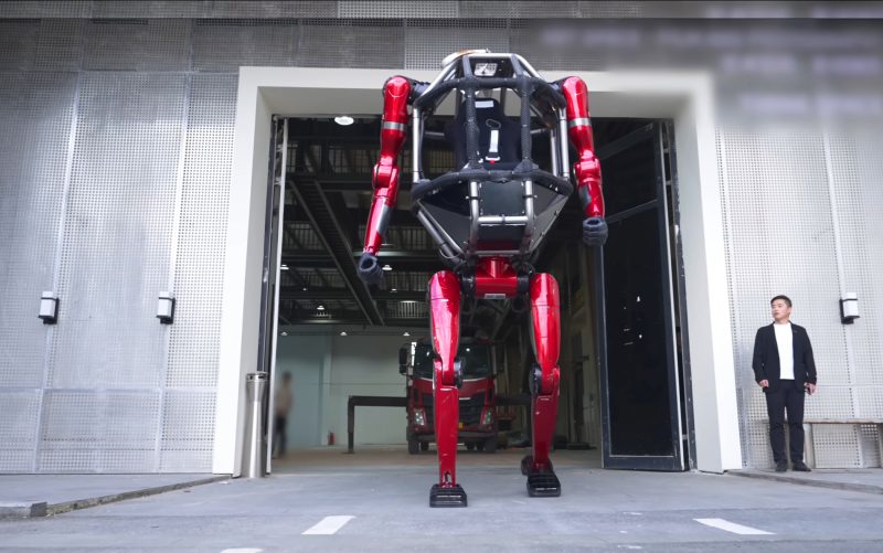 video-|-china-a-lansat-robotul-urias-de-3-metri-care-se-piloteaza-ca-in-filmele-sf.-merge-pe-doua-picioare-si-sparge-ziduri