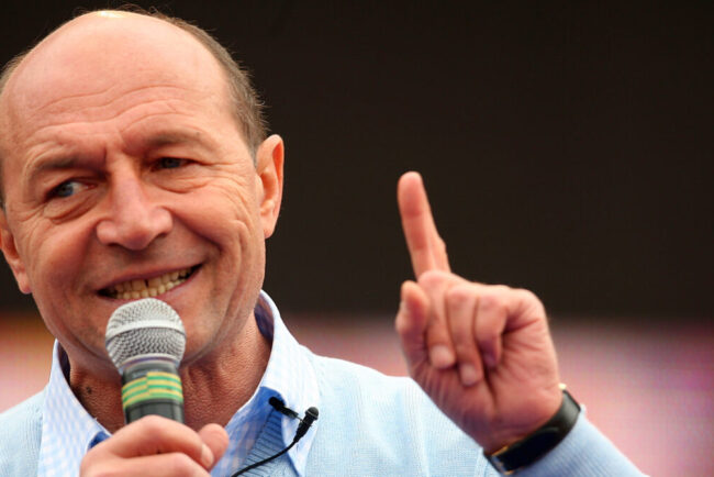 basescu-il-pulverizeaza-pe-bolojan:-si-ei-sunt-la-fel-de-sobolani,-chiar-daca-actioneaza-un-intrerupator