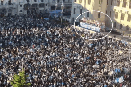 universitatea-craiova-si-a-prezentat-trofeele-in-fata-suporterilor.-jucatorii-au-ajuns-in-centrul-orasului-cu-un-autocar-descoperit
