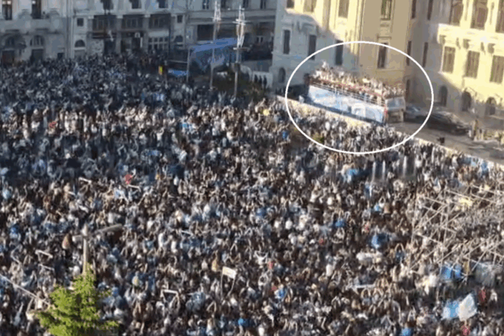universitatea-craiova-si-a-prezentat-trofeele-in-fata-suporterilor.-jucatorii-au-ajuns-in-centrul-orasului-cu-un-autocar-descoperit