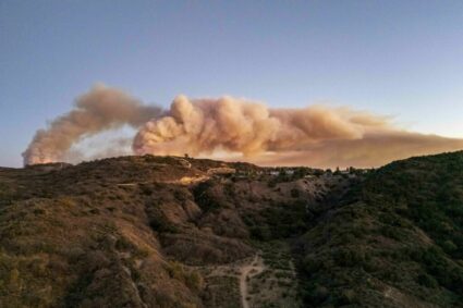 un-incendiu-de-vegetatie-se-raspandeste-rapid-in-california.-au-fost-emise-ordine-de-evacuare