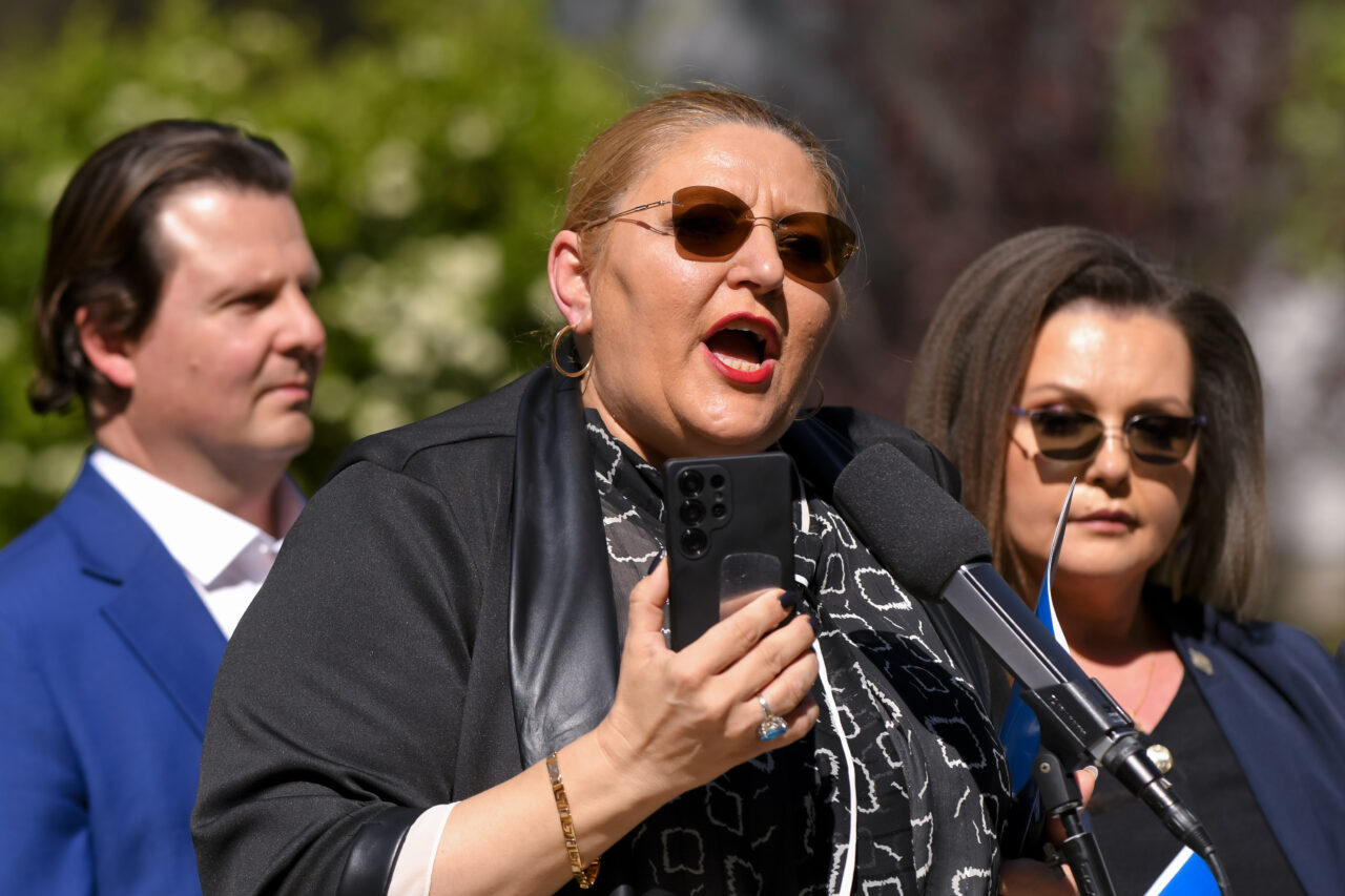 sosoaca-a-facut-scandal-la-cotroceni.-ce-cadou-otravit-i-a-adus-lui-nicusor-dan