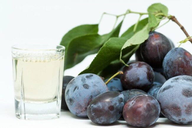 cati-litri-de-alcool-poti-produce-in-gospodarie-fara-sa-incalci-legea.-noile-limite-propuse-de-parlament,-asa-nu-vei-plati-accize
