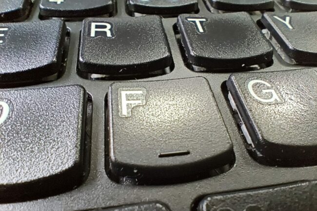 care-este-rolul-liniei-mici-de-sub-literele-f-si-j-de-pe-tastatura?-putini-s-au-gandit-la-asta