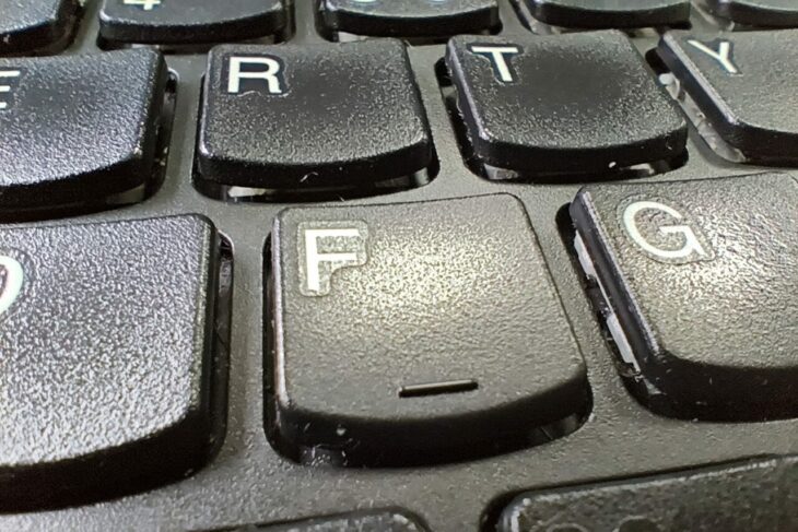 care-este-rolul-liniei-mici-de-sub-literele-f-si-j-de-pe-tastatura?-putini-s-au-gandit-la-asta
