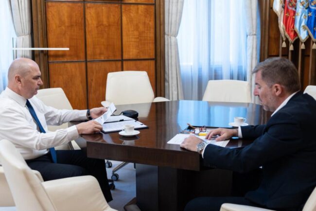 bolojan,-intalnire-cu-ceo-ul-dacia-dupa-anuntulc-companiei-ca-renunta-la-investitii