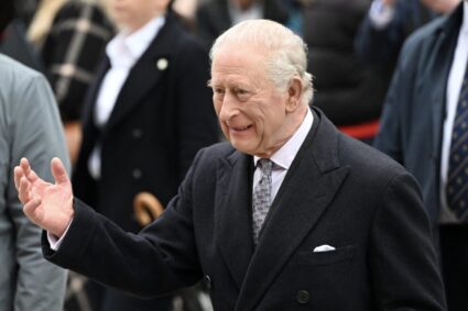 regele-charles,-lovit-de-noroc-in-irlanda-de-nord:-un-pescarus-l-a-stropit-in-public