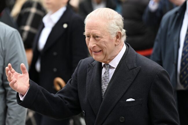 regele-charles,-lovit-de-noroc-in-irlanda-de-nord:-un-pescarus-l-a-stropit-in-public