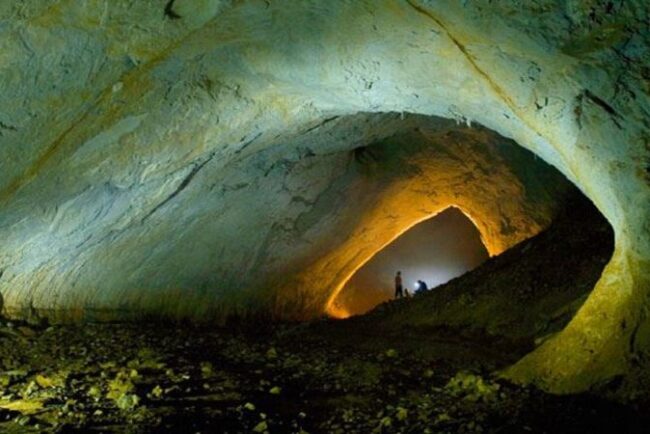 locul-unic-in-lume-care-se-afla-in-romania.-te-simti-ca-intr-un-film-sf,-nu-exista-lumina,-iar-aerul-abia-se-poate-respira