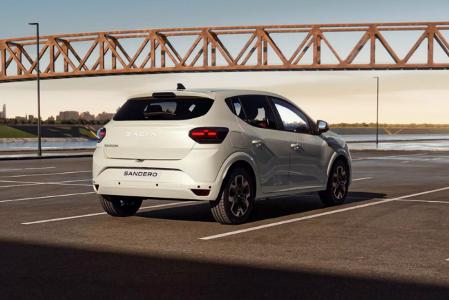 italienii-au-dat-verdictul-despre-dacia-sandero-full-hybrid:-se-lupta-cu-chinezii!