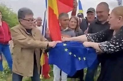 sosoaca-sustine-ca-nicusor-dan-vrea-sa-numeasca-un-premier-de-la-sos-romania.-cine-este-dumitru-manea,-cu-care-sosoaca-rupea-steagul-ue